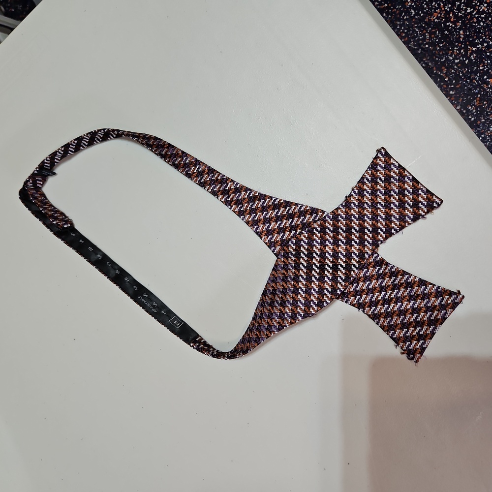 Bow tie